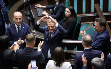 Donald Tusk w Sejmie w otoczeniu posłów z Koalicji Obywatelskiej