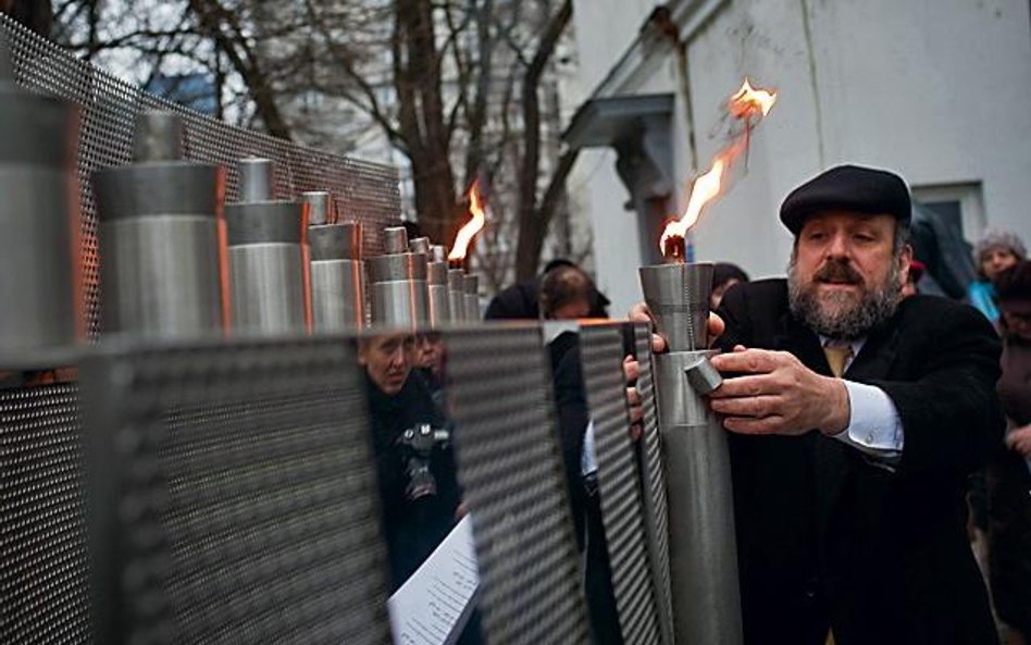 Pierwsza świeczka zapłonęła przed synagogą przy ul. Twardej