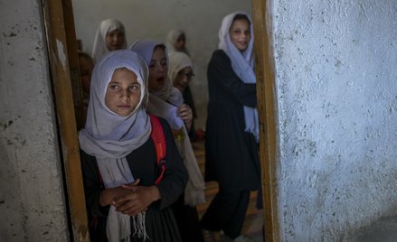 Afganistan: Niektóre dziewczynki wróciły do szkół. Pozostałe czekają