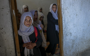 Afganistan: Niektóre dziewczynki wróciły do szkół. Pozostałe czekają