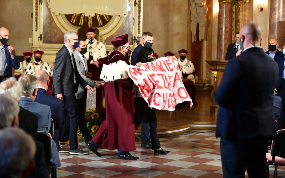 Grupa protestujących podczas inauguracji roku akademickiego na Uniwersytecie Wrocławskim