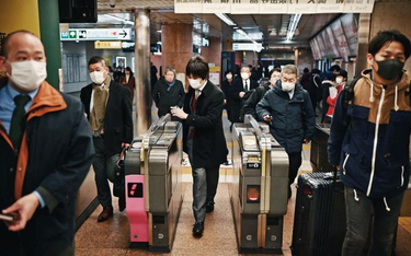 Obawy przed epidemią koronawirusa dają o sobie znać także w takich metropoliach jak Tokio.