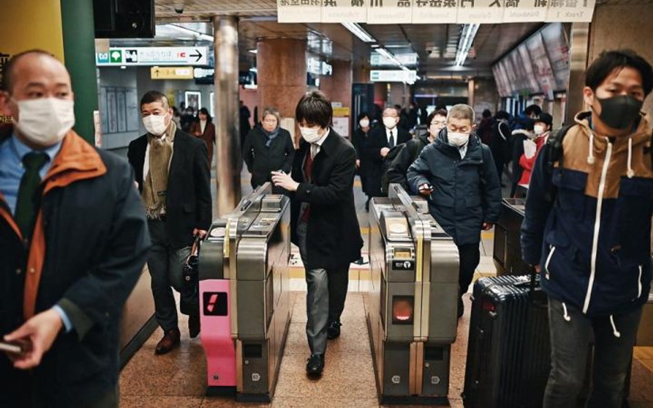 Obawy przed epidemią koronawirusa dają o sobie znać także w takich metropoliach jak Tokio.