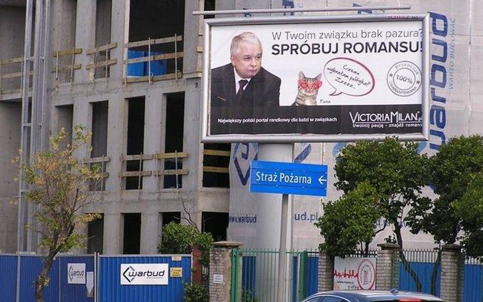 Bulwerujący billboard w centrum Warszawy