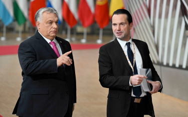 Wszyscy przywódcy poza premierem Węgier Viktorem Orbánem (na zdjęciu ze swoim rzecznikiem Bertalanem
