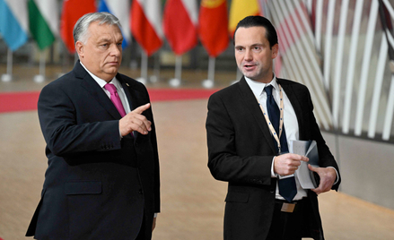 Wszyscy przywódcy poza premierem Węgier Viktorem Orbánem (na zdjęciu ze swoim rzecznikiem Bertalanem