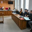 Oskarżeni, w tym Łukasz Żak (4P) na sali rozpraw Sądu Rejonowego dla Warszawy-Śródmieścia