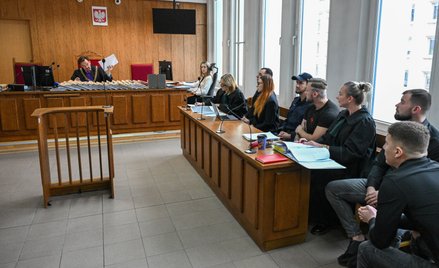 Oskarżeni, w tym Łukasz Żak (4P) na sali rozpraw Sądu Rejonowego dla Warszawy-Śródmieścia
