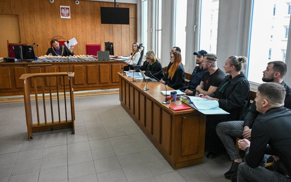Oskarżeni, w tym Łukasz Żak (4P) na sali rozpraw Sądu Rejonowego dla Warszawy-Śródmieścia