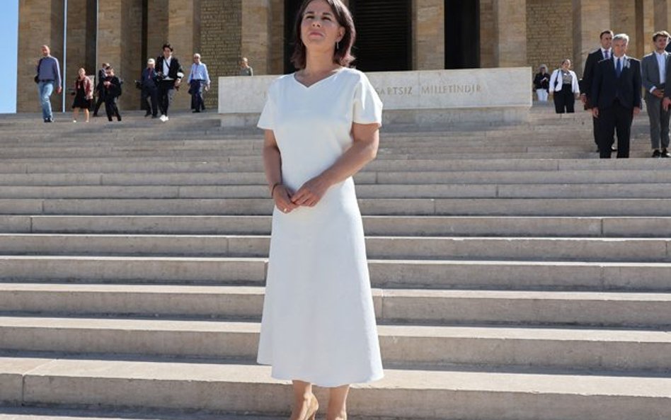 Minister Annalena Baerbock przed mauzoleum Atatürka w Ankarze