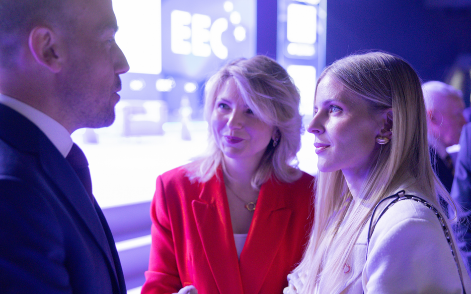 Aleksandra Gajewska (po prawej), która wzięła udział w panelu „Demografia i rozwój” na trwającej w K