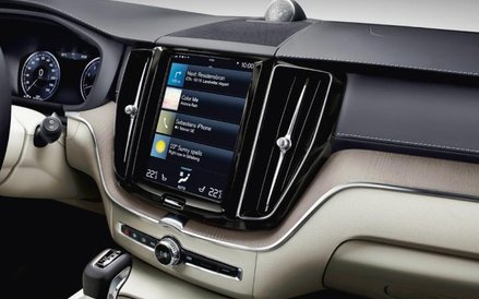 Volvo jako jedna z pierwszych marek wykorzystała duży dotykowy ekran do sterowania wszystkim funkcja