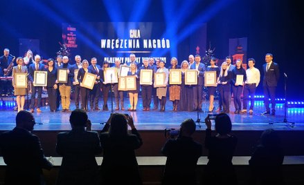 Wszyscy nagrodzeni odebrali certyfikaty w formie ogromnych dyplomów