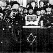 Baruch Steinberg, naczelny rabin Wojska Polskiego (w środku), zginął w Katyniu, jak wielu innych ofi