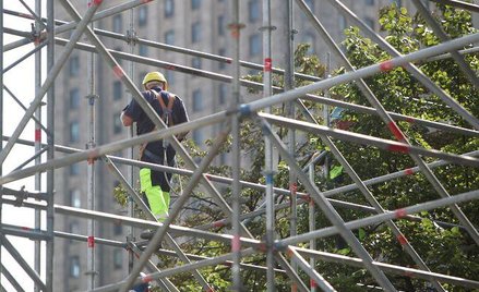 Czy wynajem rusztowań za granicą jest importem usług