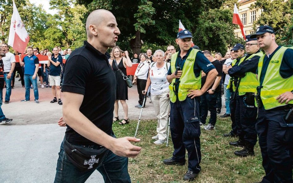 Gdzie narodowcy, tam Jacek Międlar. Na zdjęciu były kapłan podczas rozwiązanego przez władze Wrocław