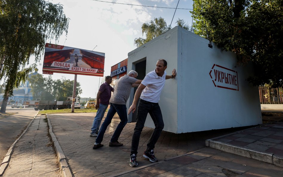 W Kursku montowane są schrony przeciwbombowe