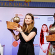 Nagrodę w imieniu Thunberg odebrała niemiecka działaczka Luisa Neubauer. Z prawej druga laureatka, K