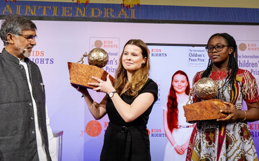 Nagrodę w imieniu Thunberg odebrała niemiecka działaczka Luisa Neubauer. Z prawej druga laureatka, K