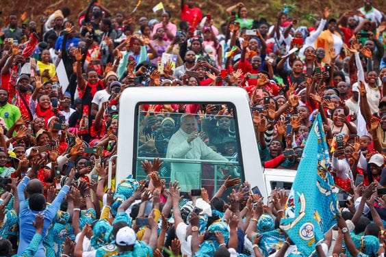 Papież Leon XIV na lotnisku w Bamendzie w Kamerunie