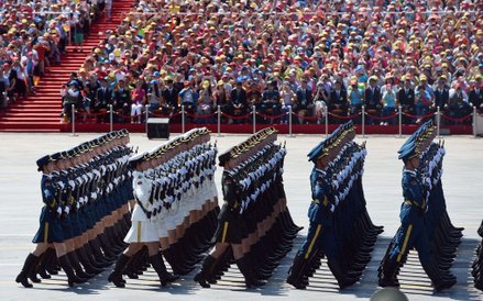 Chińscy żołnierze w trakcie parady na placu Tiananmen, zorganizowanej w 70. rocznicę zakończenia II 