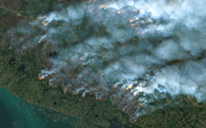 Zdjęcie satelitarne pokazujące pożary zbliżające się do Yellowknife
