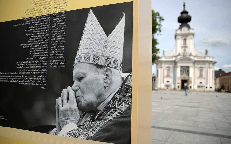 Wystawa plenerowa pt. „Karol Wojtyła. Patron Małopolski” na pl. Jana Pawła II w Wadowicach