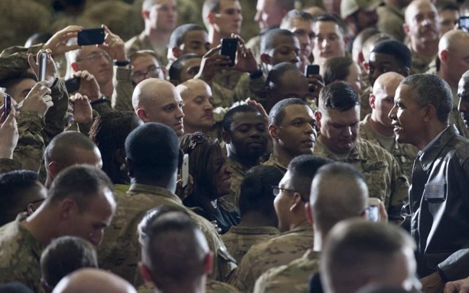 Czy gdzieś tu jest główny szpieg CIA? Barack Obama wczoraj wieczorem w bazie Bagram w Afganistanie.