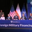 Podsekretarz stanu USA ds. kontroli zbrojeń i bezpieczeństwa międzynarodowego Thomas DiNanno (2L), w