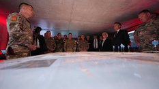 Prezydent Francji Emmanuel Macron i minister obrony Catherine Vautrin wizytują stanowisko dowodzenia