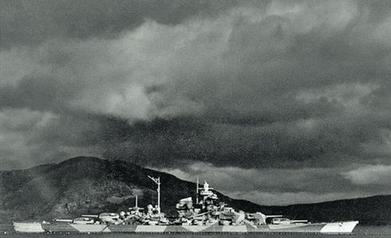 Niemiecki pancernik „Tirpitz” ukrywający się przed alianckim lotnictwem w Ofotfjordzie pod Narwikiem