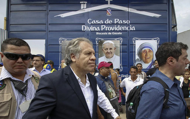 Luis Almagro (w środku) w czasie wizyty w Kolumbii