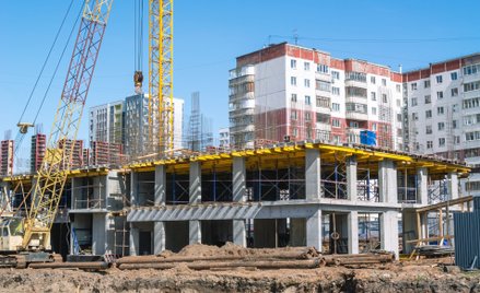 Recykling w branży materiałów budowlanych zyskuje na znaczeniu, gdyż zmniejsza ilość odpadów i jest 