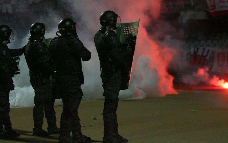 Sędziowie: Nie ma chętnych do sądzenia pseudokibiców na stadionach