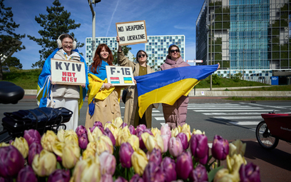 Ukrainki przed Międzynarodowym Trybunałem Karnym w Hadze, chcący zobaczyć prezydenta Wołodymyra Zełe