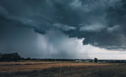 IMGW ostrzega przed burzami, wiatrem i gradem. Wydano ostrzeżenie