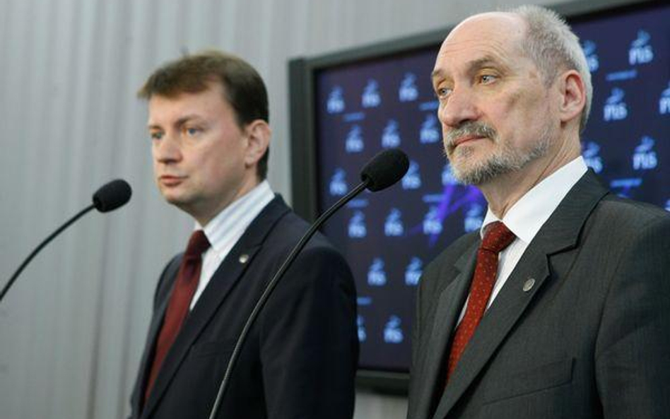 Mariusz Błaszczak (z lewej) i Antoni Macierewicz