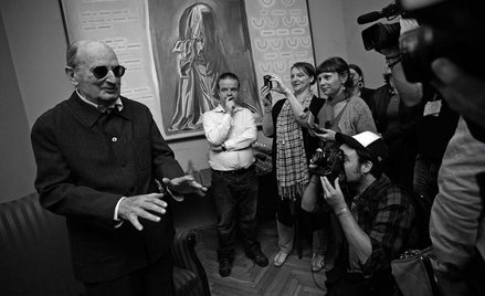 Sławomir Mrożek po odebraniu nagrody Polskiego Pen Clubu, październik 2011 r.