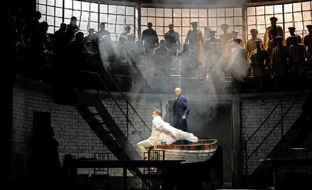 Peter Wedd ?(w środku) jako Lohengrin. Premiera dramatu Richarda Wagnera ?w reżyserii Antony’ego? Mc