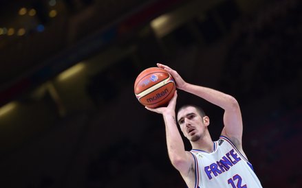 Rzuca Nando De Colo