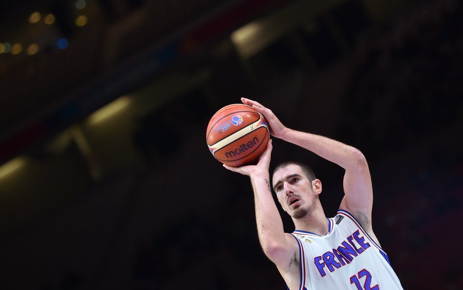 Rzuca Nando De Colo