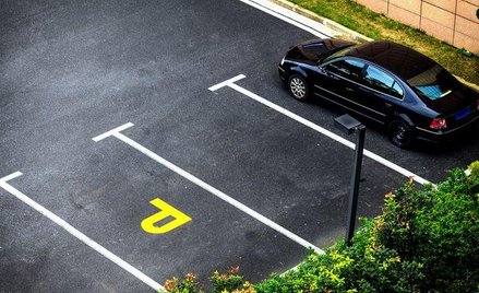 Miejsca parkingowe nie muszą być na działce inwestora - wyrok NSA