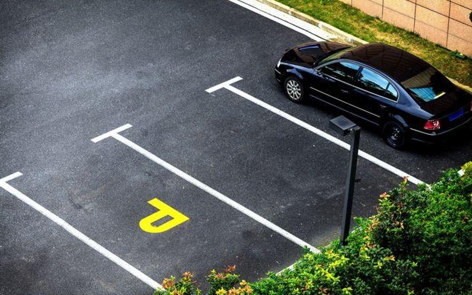 Miejsca parkingowe nie muszą być na działce inwestora - wyrok NSA