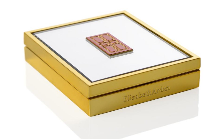 Marka Elizabeth Arden sprzedana koncernowi Revlon
