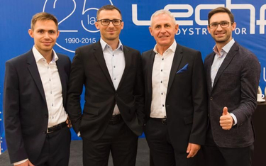 Zbigniew Leszek (drugi z prawej), prezes Lechpolu, z synami, którzy też pracują w firmie ojca