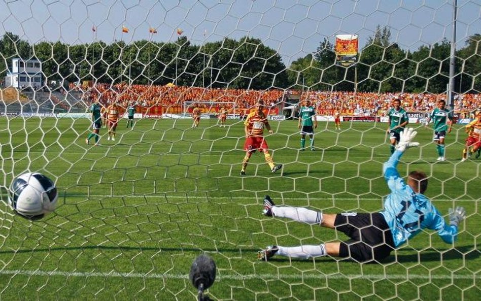 Tomasz Frankowski zdobywa z karnego swą 134. bramkę w ekstraklasie. W wygranym meczu z GKS Bełchatów