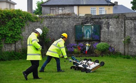 Grób 796 dzieci. Policyjni eksperci badają miejsce pochówku obok byłego domu opieki w Tuam