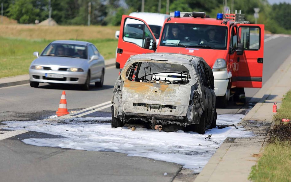 Jak ugasić samochód elektryczny? Są trzy sposoby