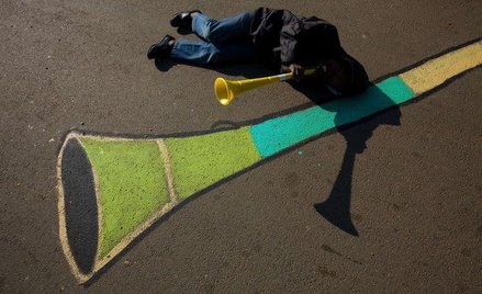 RPA, Johannesburg. Chłopiec z wuwuzelą dzień przed rozpoczęciem Mundialu