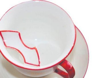 Filiżanka dla wąsatych. Dzięki półeczce elegancki pan nie moczył wąsów w kawie.